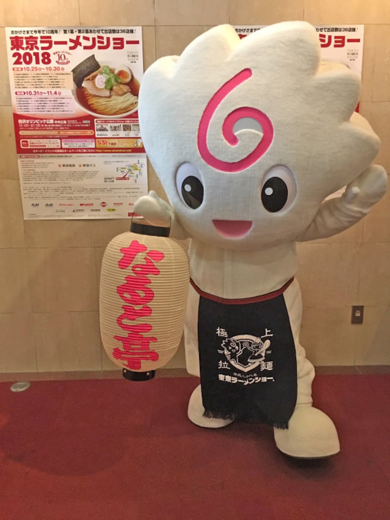 東京ラーメンショー公式マスコットのなるとちゃんがなると亭でお出迎え