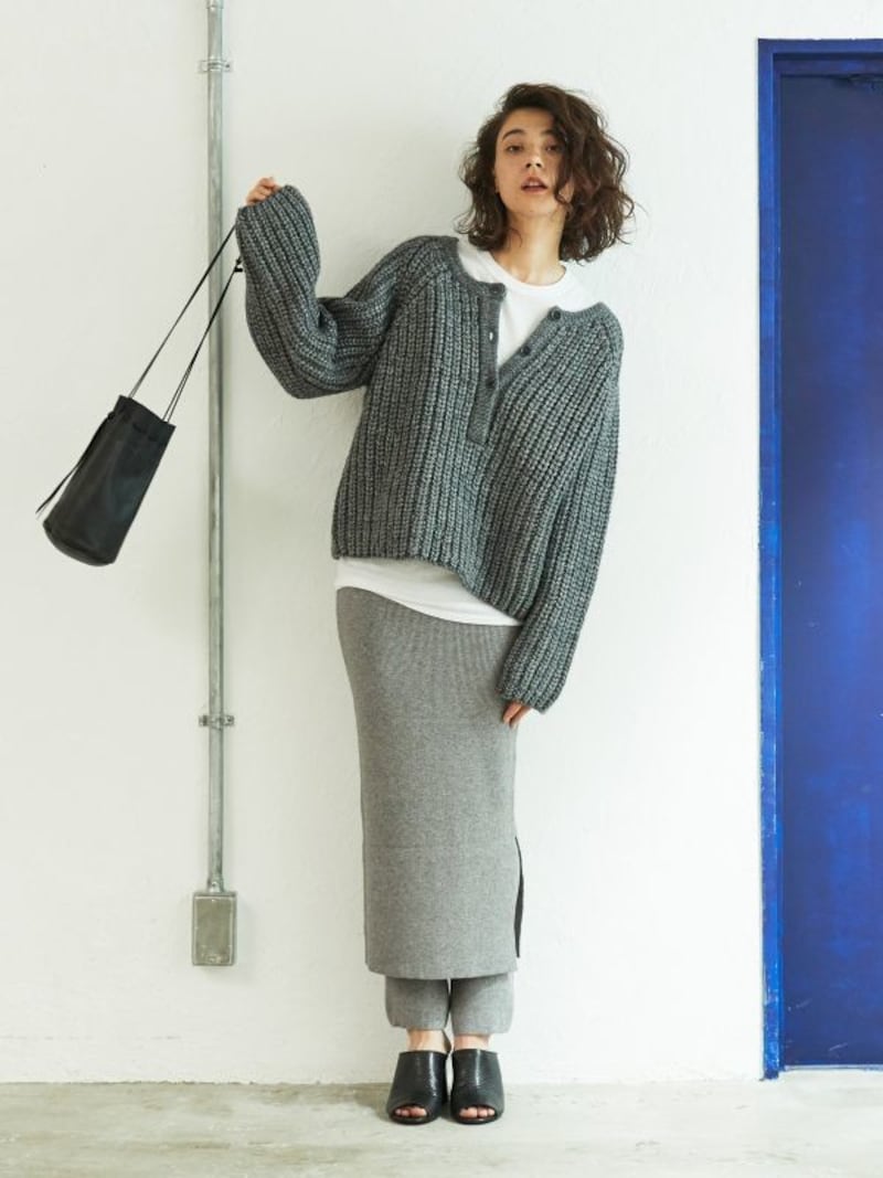 ヘンリーネックニット