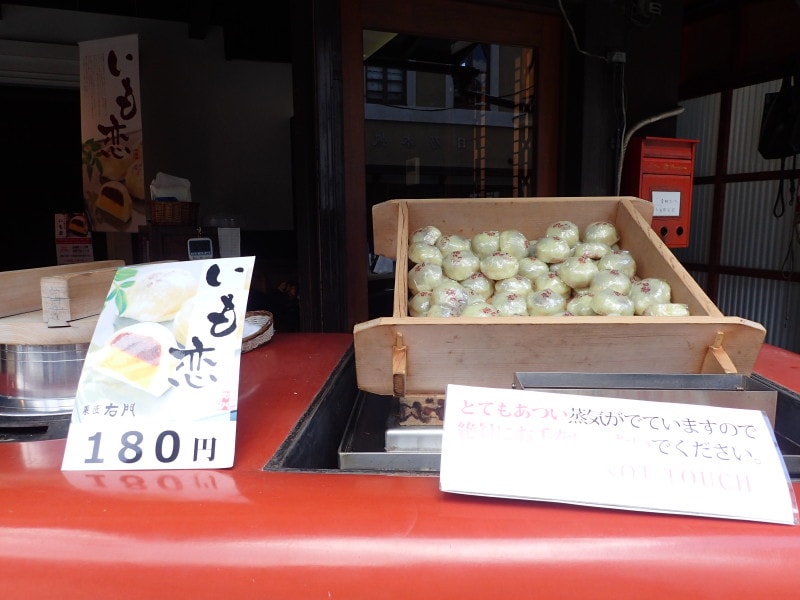菓匠右門の直営店に並ぶ蒸した「いも恋」