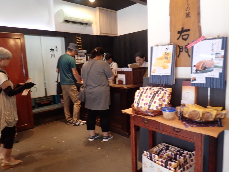 菓匠右門 時の鐘店の店内