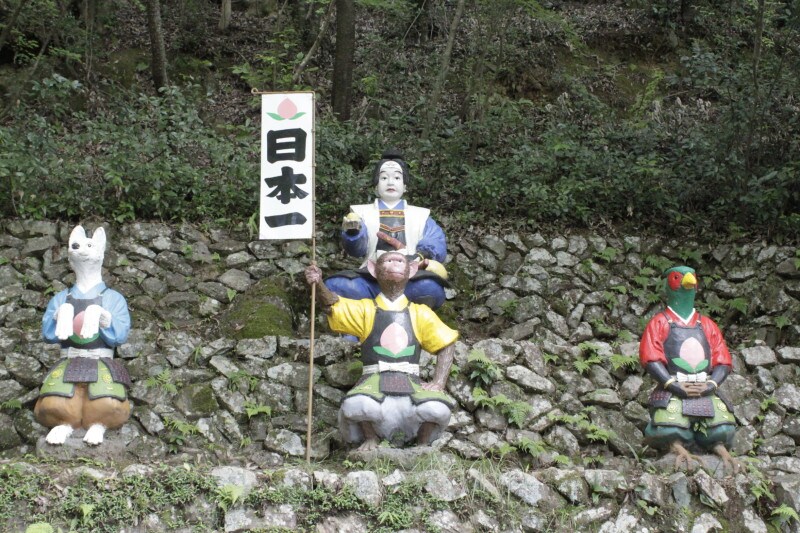 愛知県桃太郎神社にはシュールな像が沢山！