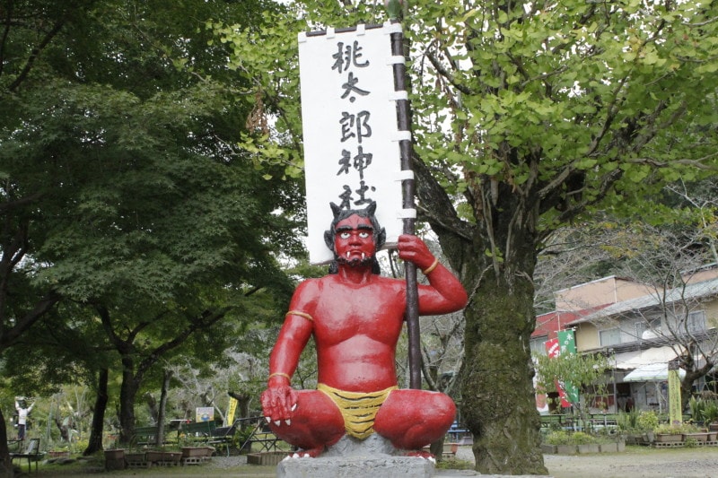 境内には浅野祥雲作のコンクリート像が沢山！
