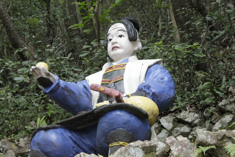 2012年に塗り直したコンクリート像は参拝者を楽しませてくれます