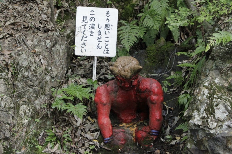 境内に流れる滝を利用したシュールなコンクリート像も！