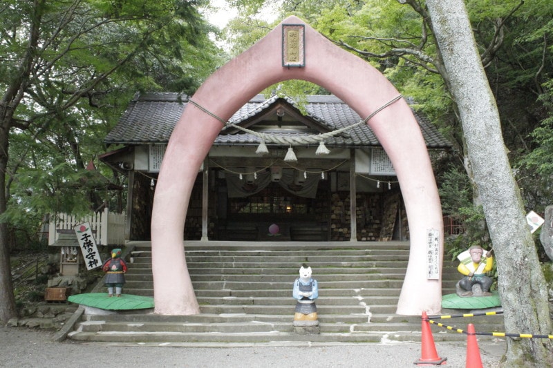 桃の形の鳥居は日本でここ桃太郎神社だけ！