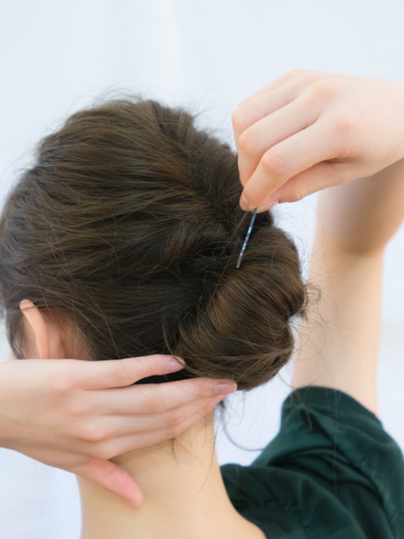 アメピンが頭皮に当たるように留め、しっかり固定する