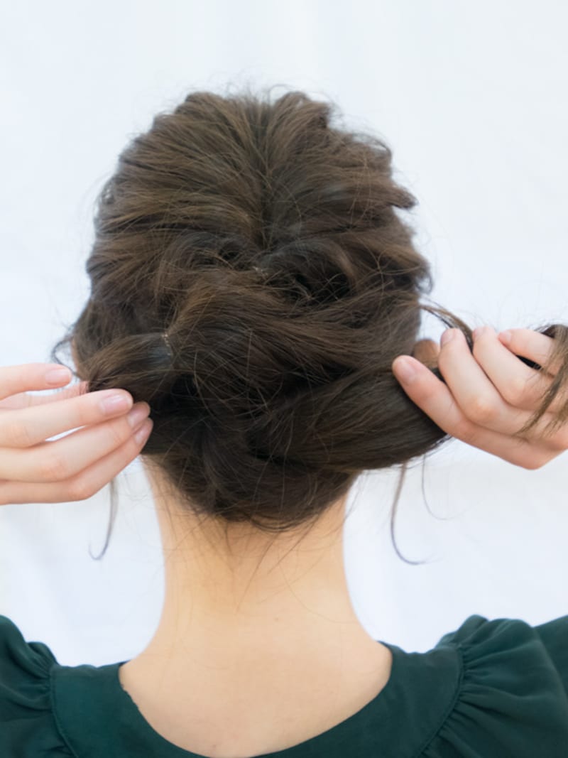 毛束に穴を開けて左から右に通す