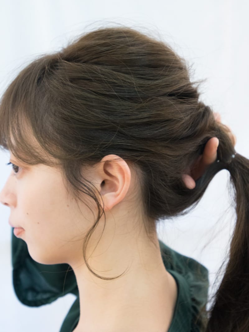 親指とひとさし指で穴をあける
