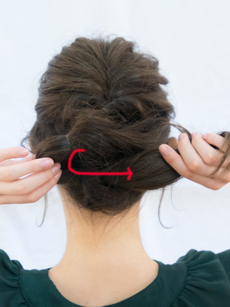 毛束に穴を開けて左から右に通す