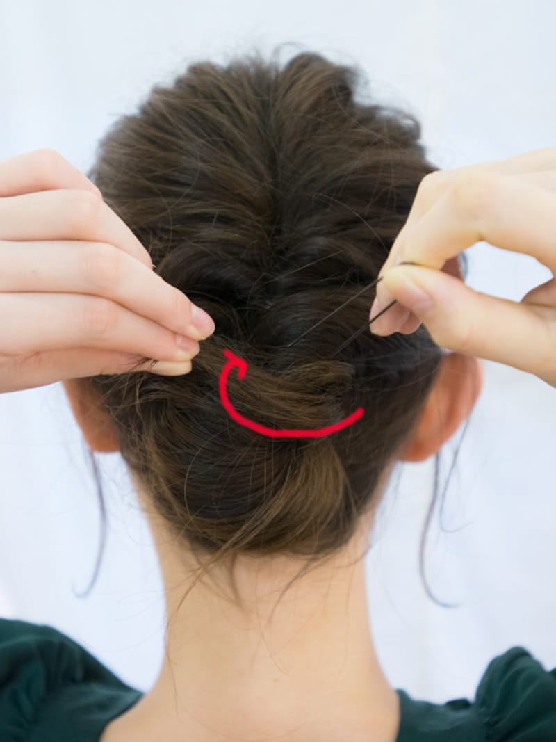 ねじれた毛束の毛流れに沿うようにすると良い