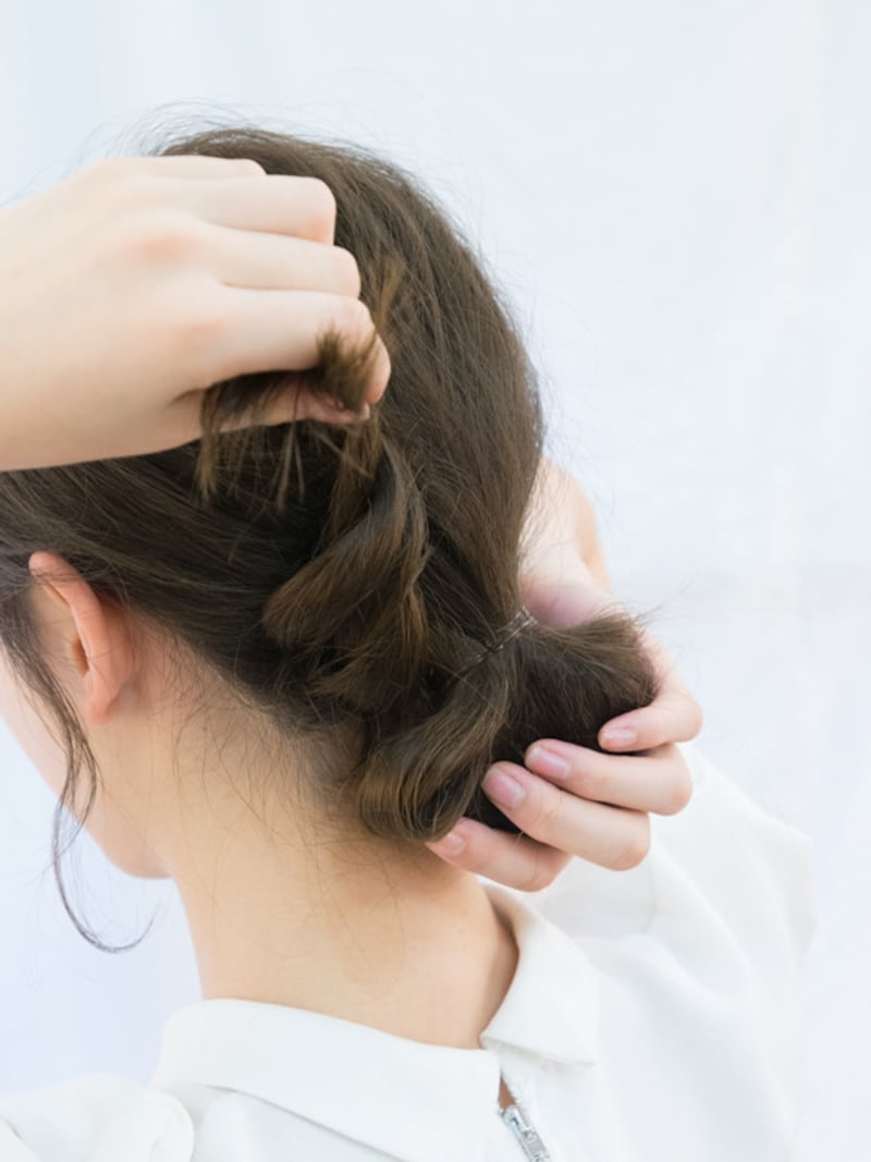 結び目が隠れるように巻きつける