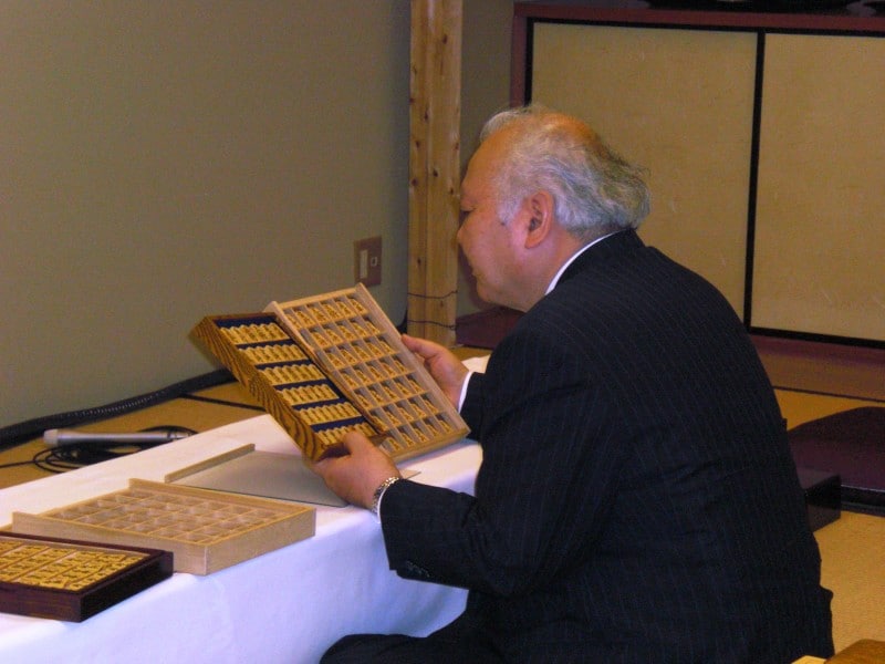 提供された駒に見入る加藤一二三