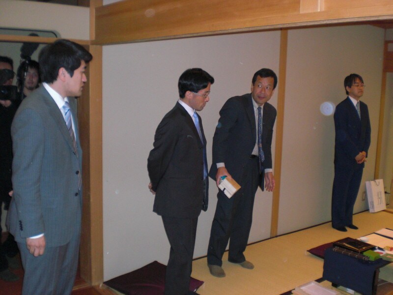 検分をする対局者と立会人