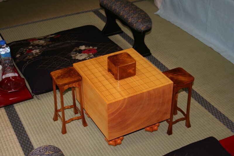 K氏の提供した盤と駒箱、駒台