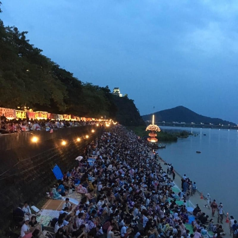 8月の花火シーズンには多くの観光客が木曽川沿いを訪れる