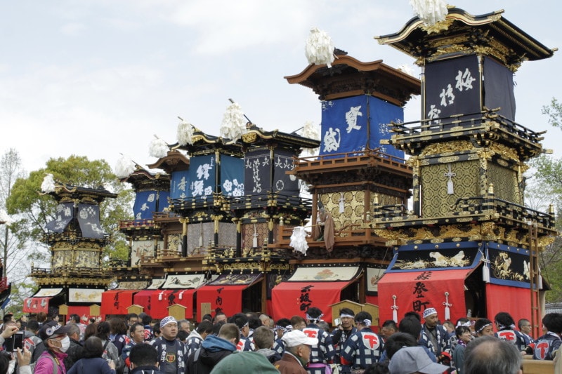 2018年から犬山城の天守をバックに車山が並ぶ