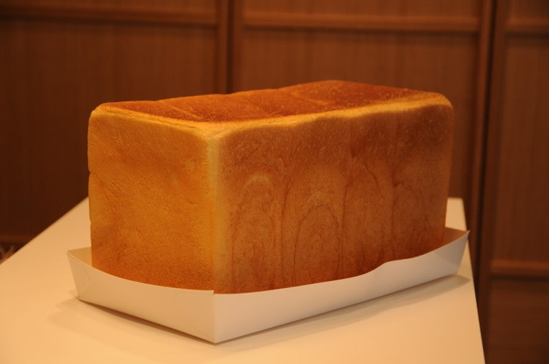 焼きたてのパンのカタチを崩さないように、大切に持ち帰るための紙製トレイ。これごと紙袋に入れてくれる。