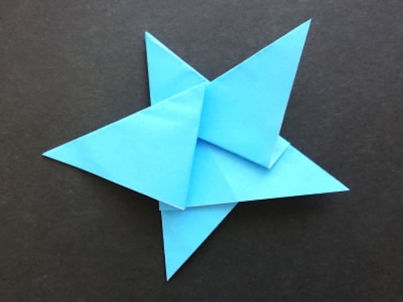 折り紙星1枚の折り方、星の形になってきた