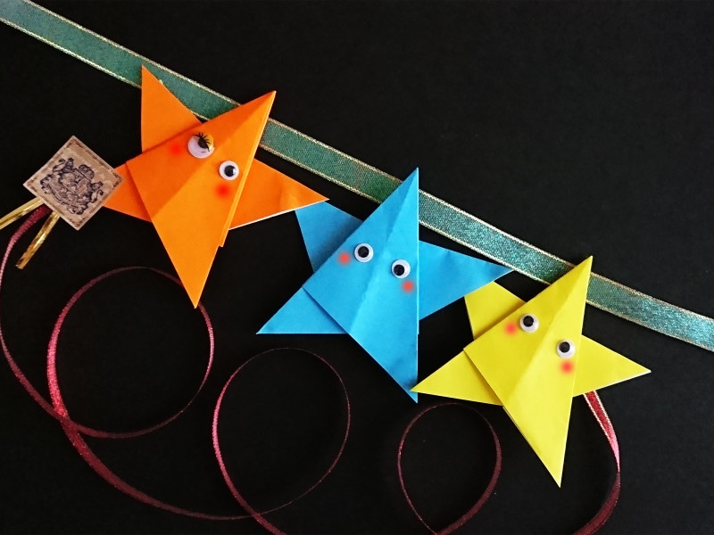 折り紙星1枚のアレンジ、動眼をつけリボンに貼り装飾