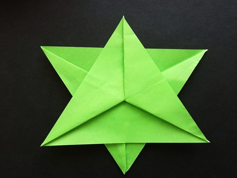 折り紙星2枚、重ねると完成