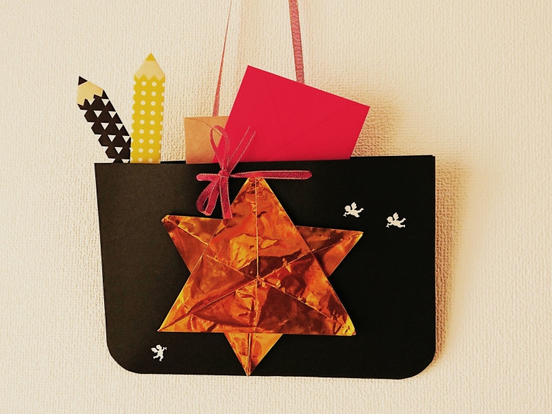 折り紙星2枚で作った、キラキラ光るレターラック