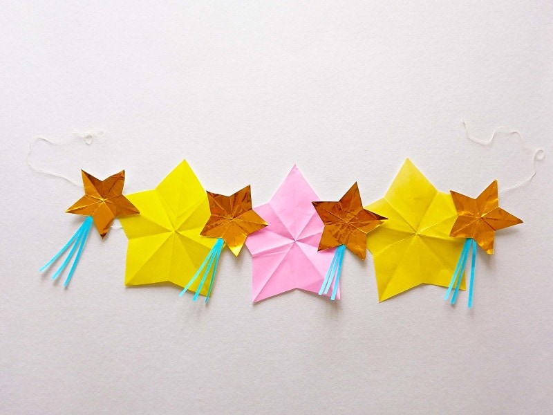 折って切って作った星で七夕の星つづり