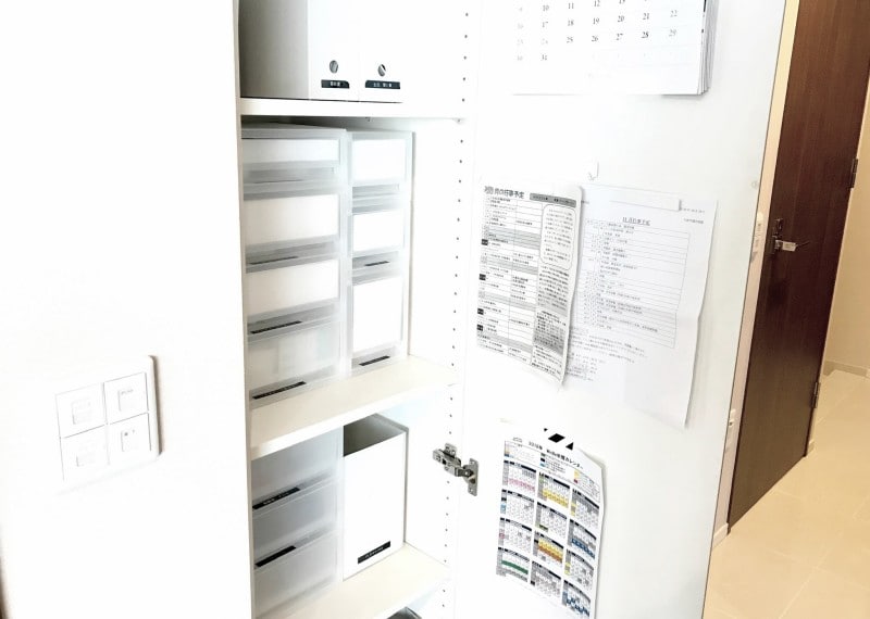 造り付け収納庫の扉裏に予定表やメモを貼っています