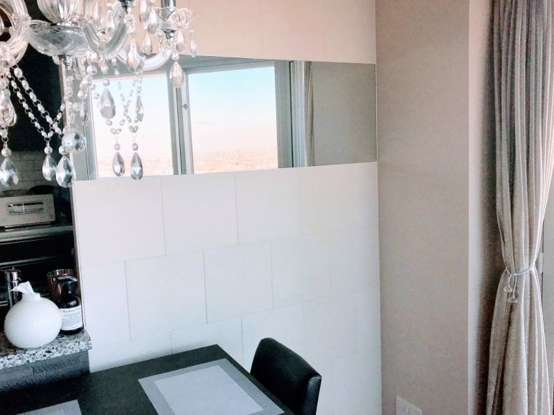 窓の外を映しこむような場所にミラーをつけると広く見えます