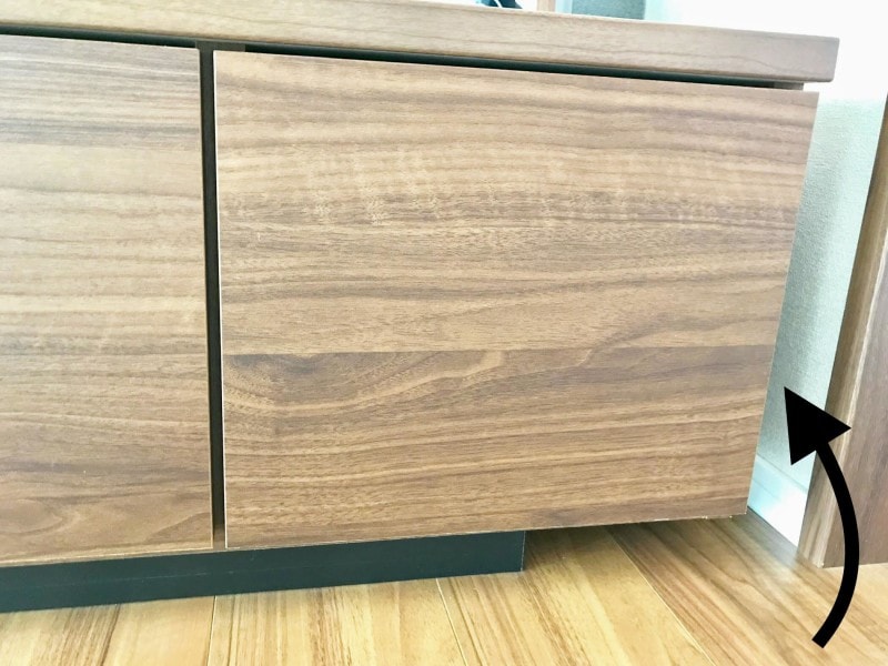 家具の配置でコード類を見えないように工夫!