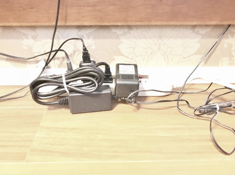 ごちゃごちゃして見えるコード類は隠してスッキリしたいところ