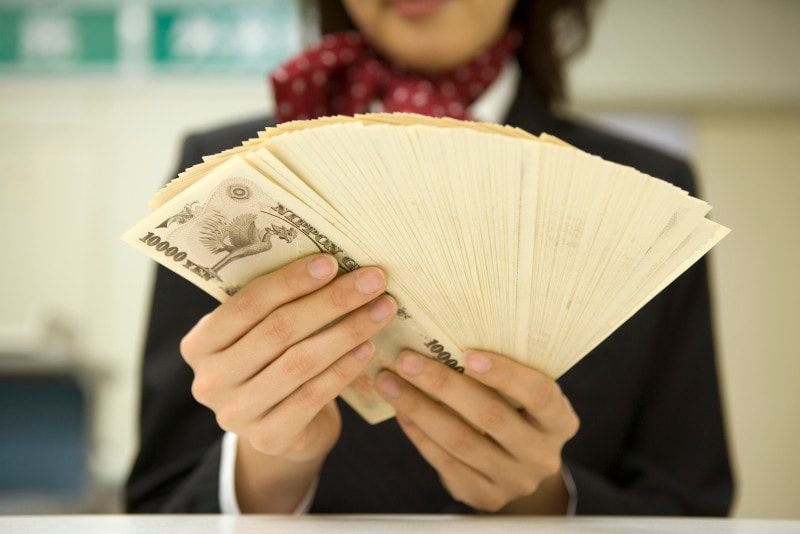 預貯金が引き出せないと生活費や葬式費用の支払いができないため、一部を引き出せる制度を創設することになった。