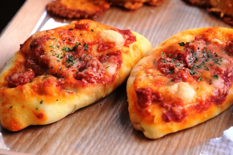 たっぷりトマトのカレーパン