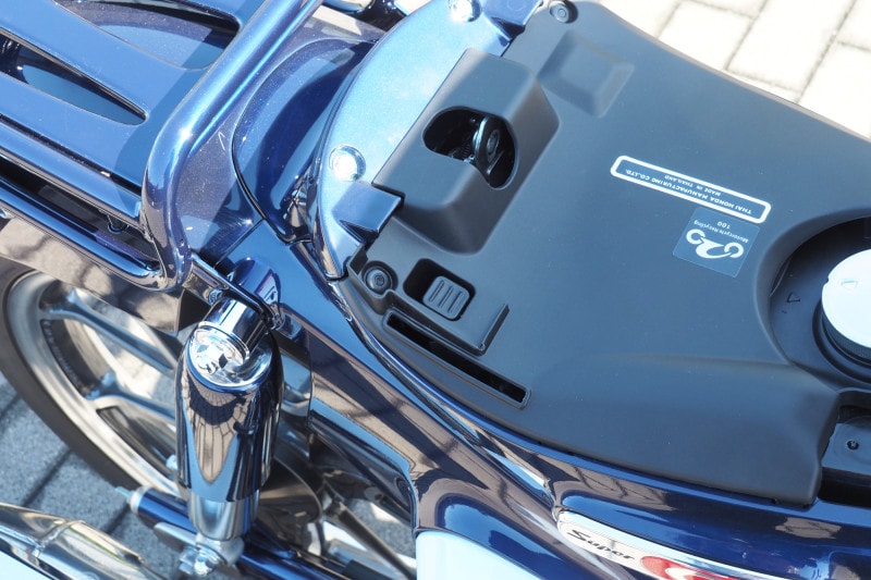 シート下にはサイドカバーを開閉するボタンが配置されている。