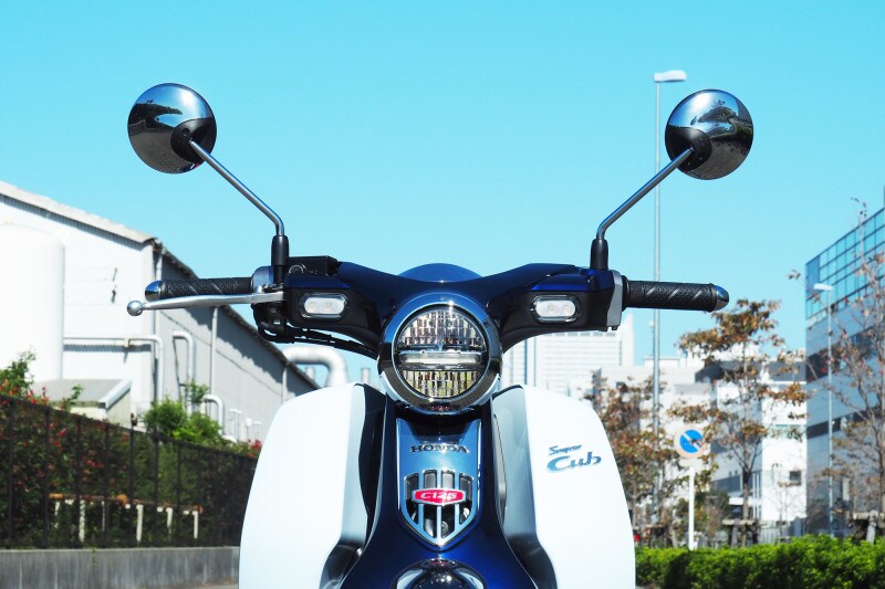 水色のレッグシールドやサイドカバー、塗装の質感などからも商業車両ではない事を感じさせる