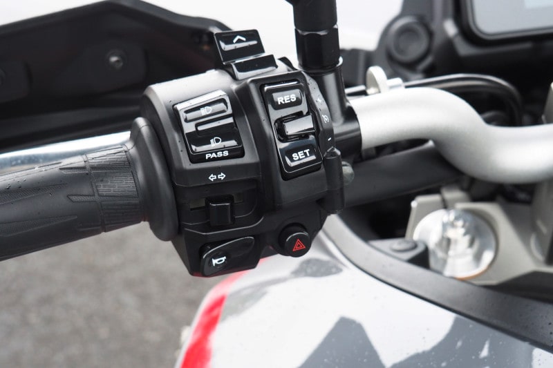 クルーズコントロールの操作は左ハンドルスイッチで行うことが出来る