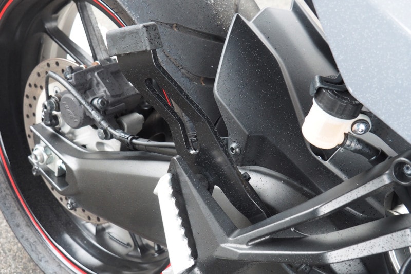 パニアケースの装着には追加でステーが必要となる