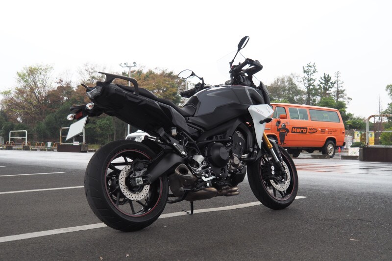 トレーサー900リアビュー