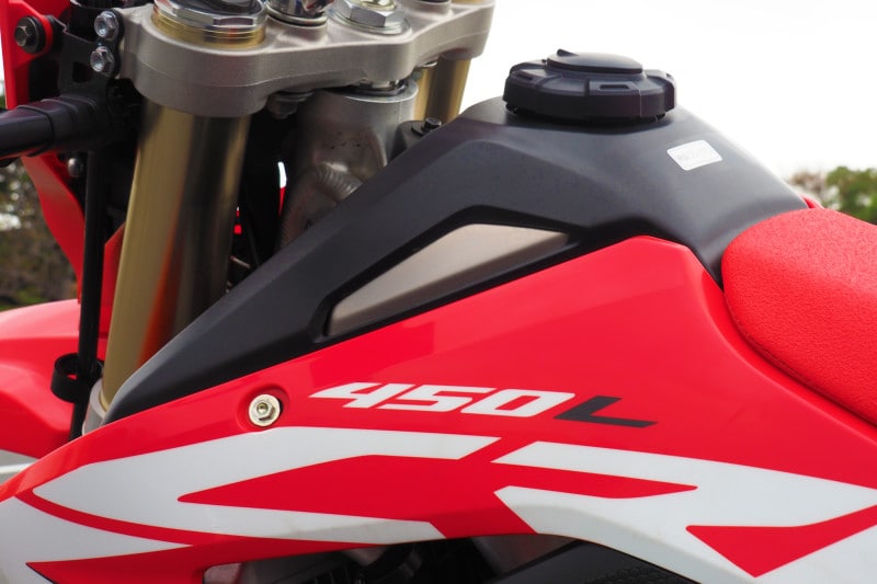 ちらりとのぞくチタン製ガソリンタンク