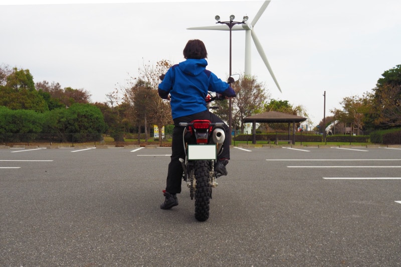 165cmの筆者だとお尻をずらさないと足がつかない