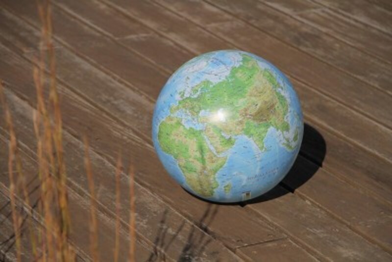 「ほぼ日刊イトイ新聞」から生まれた地球儀、「ほぼ日のアースボール」