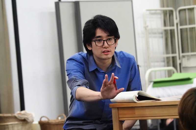 『オン・ユア・フィート！』稽古場での上田さん　写真提供：東宝演劇部