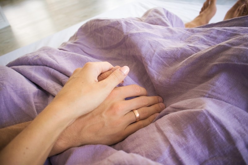 仲良し夫婦の夜の営み秘策4:上限5分間、撫で合うだけの夜をつくる