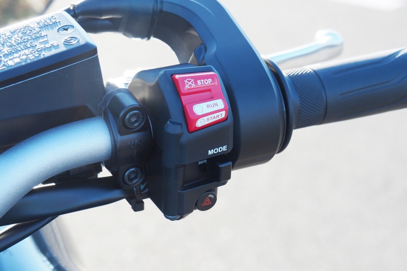 走行モードの変更は右ハンドルスイッチで行う