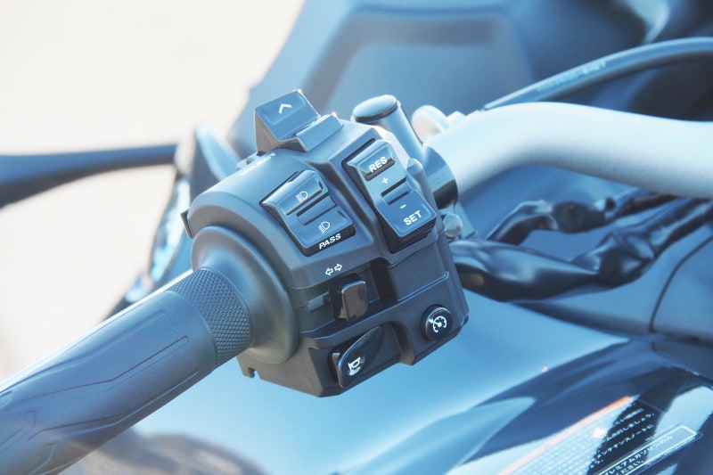 クルーズコントロールの操作は左ハンドルスイッチで行う