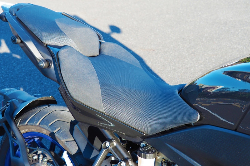 左右は絞り込まれているが意外と幅広のNIKENのシート