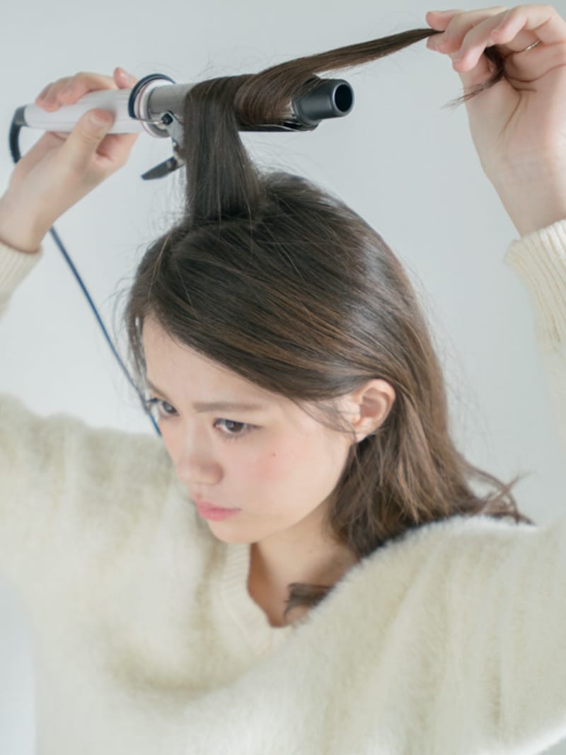 頭皮に対して垂直に毛束を持ち上げてから巻くと根元からウェーブが出来る