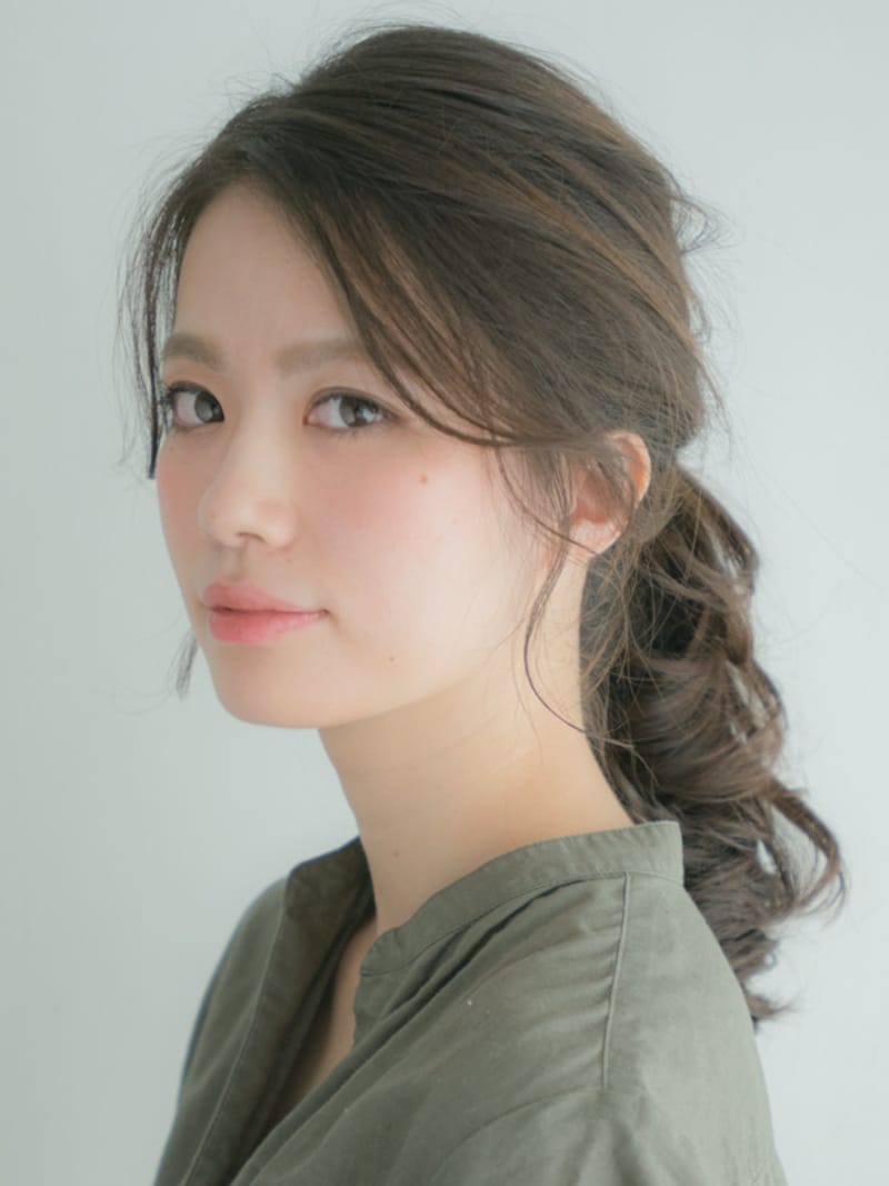 アイロンで巻いてからラフにまとめる