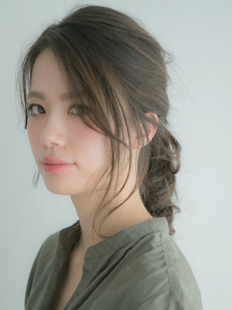 後れ毛の分量が多すぎて疲れて見えてしまう