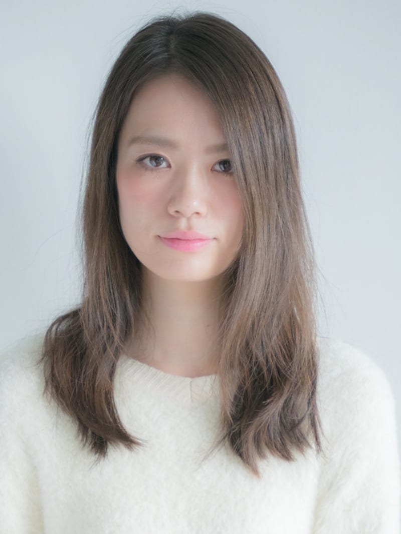 顔まわりに動きがなく暗い印象に