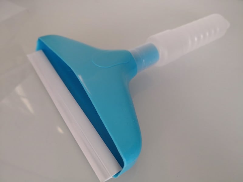 イソーのおすすめグッズ1：窓ガラスの結露とりワイパー